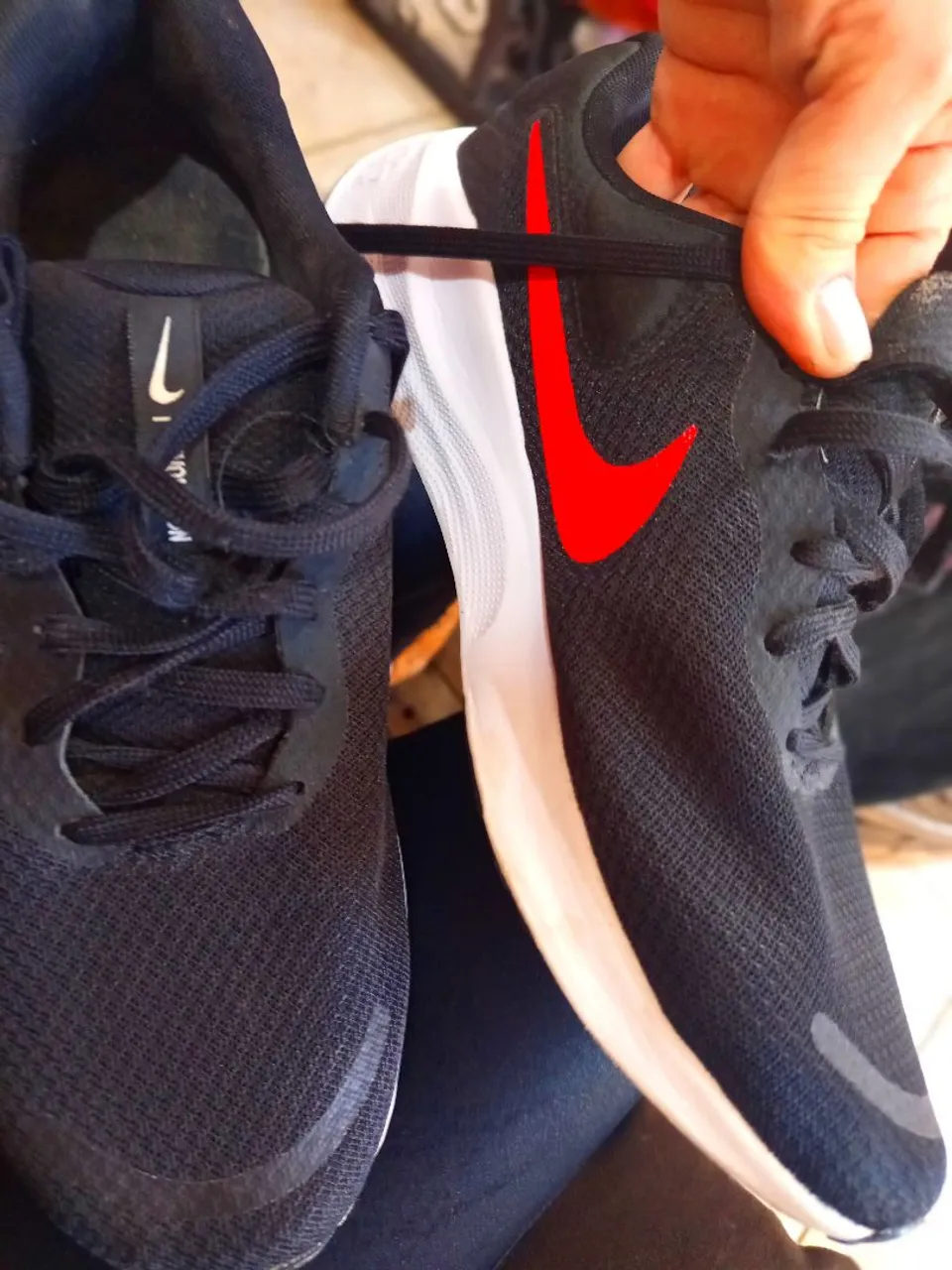 Tênis Nike Preto com Detalhes Vermelhos