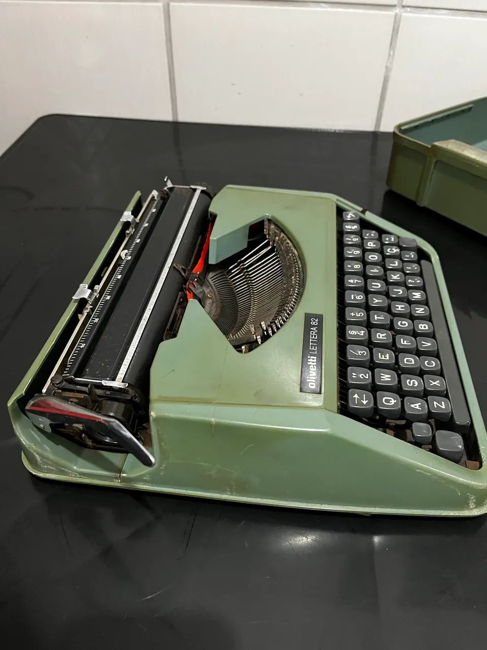 Máquina de escrever Olivetti LETTERA 82 (item decorativo) - Foto 4