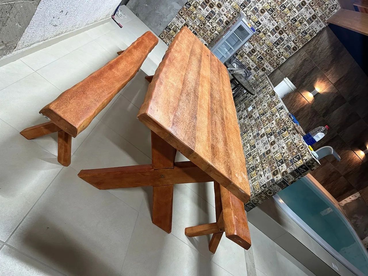 Mesa de madeira com bancos