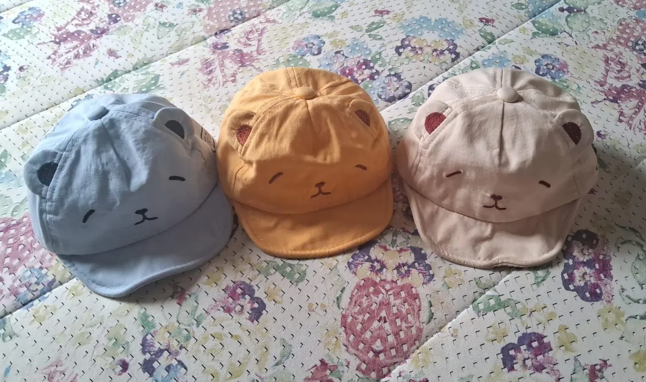 Tres Bonés infantis com orelhinhas 6 m a 1 ano