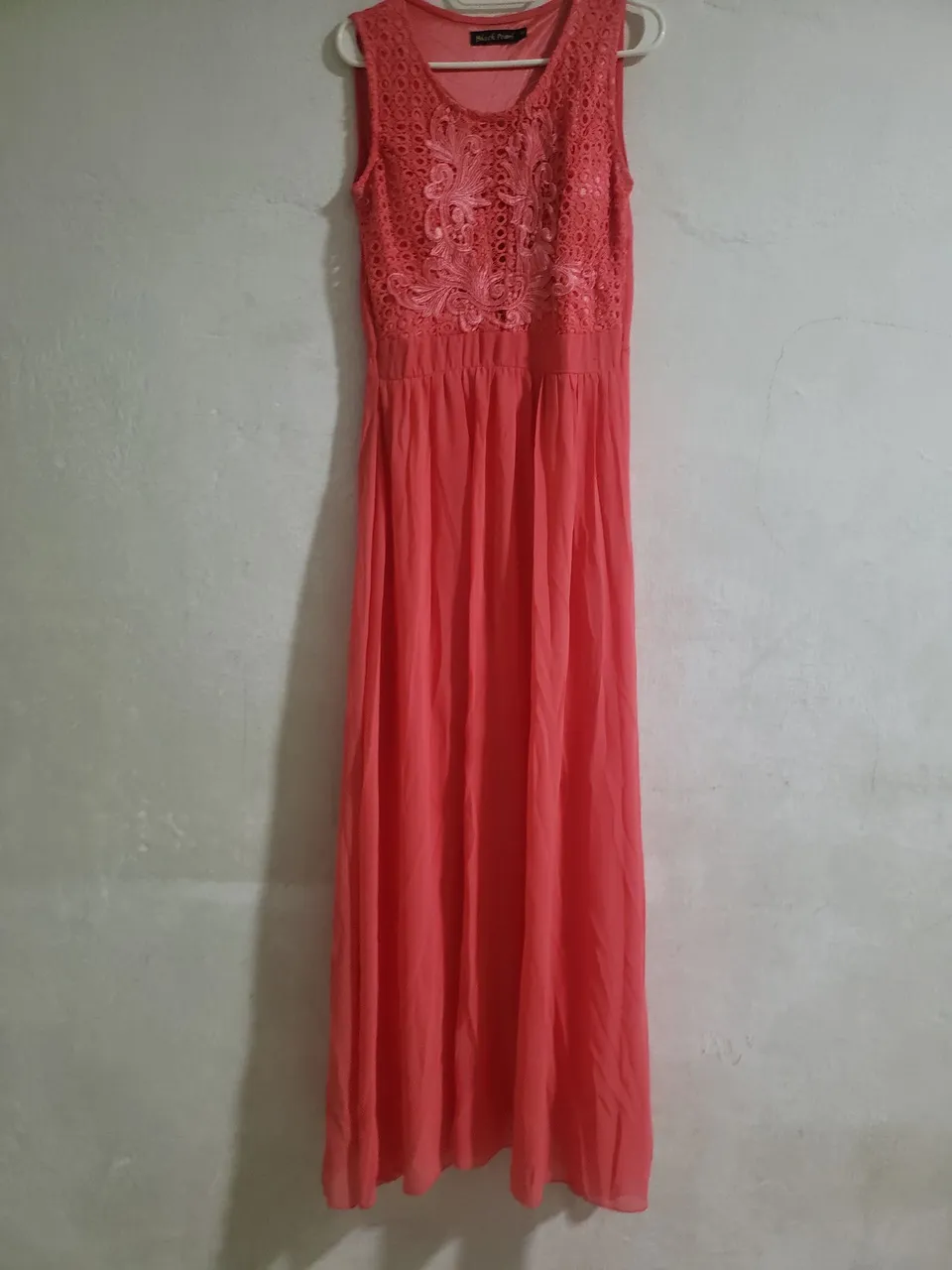 Vestido Longo Coral com Detalhes em Renda