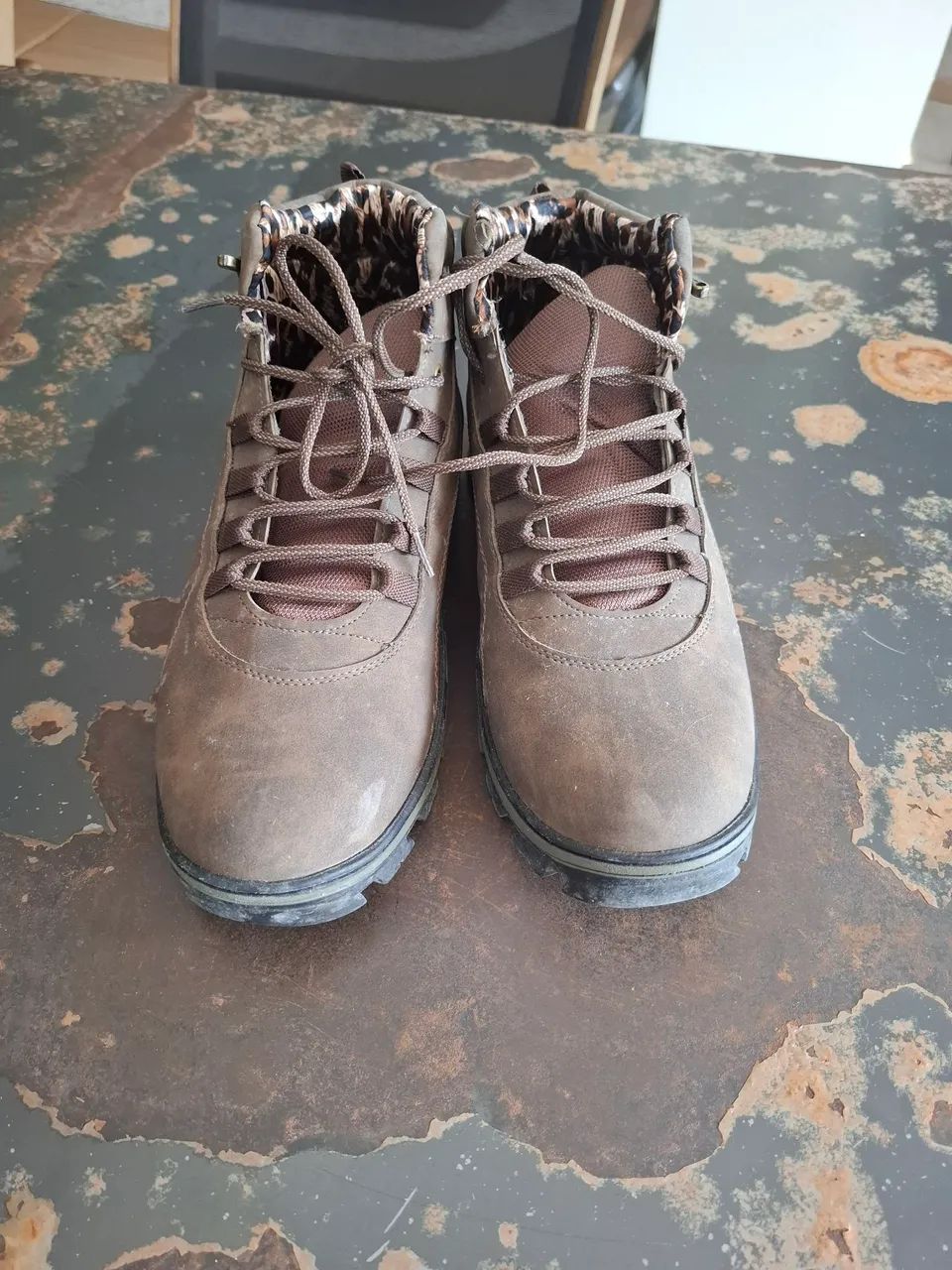 Botas de couro marrom com forro animal print - Foto 2