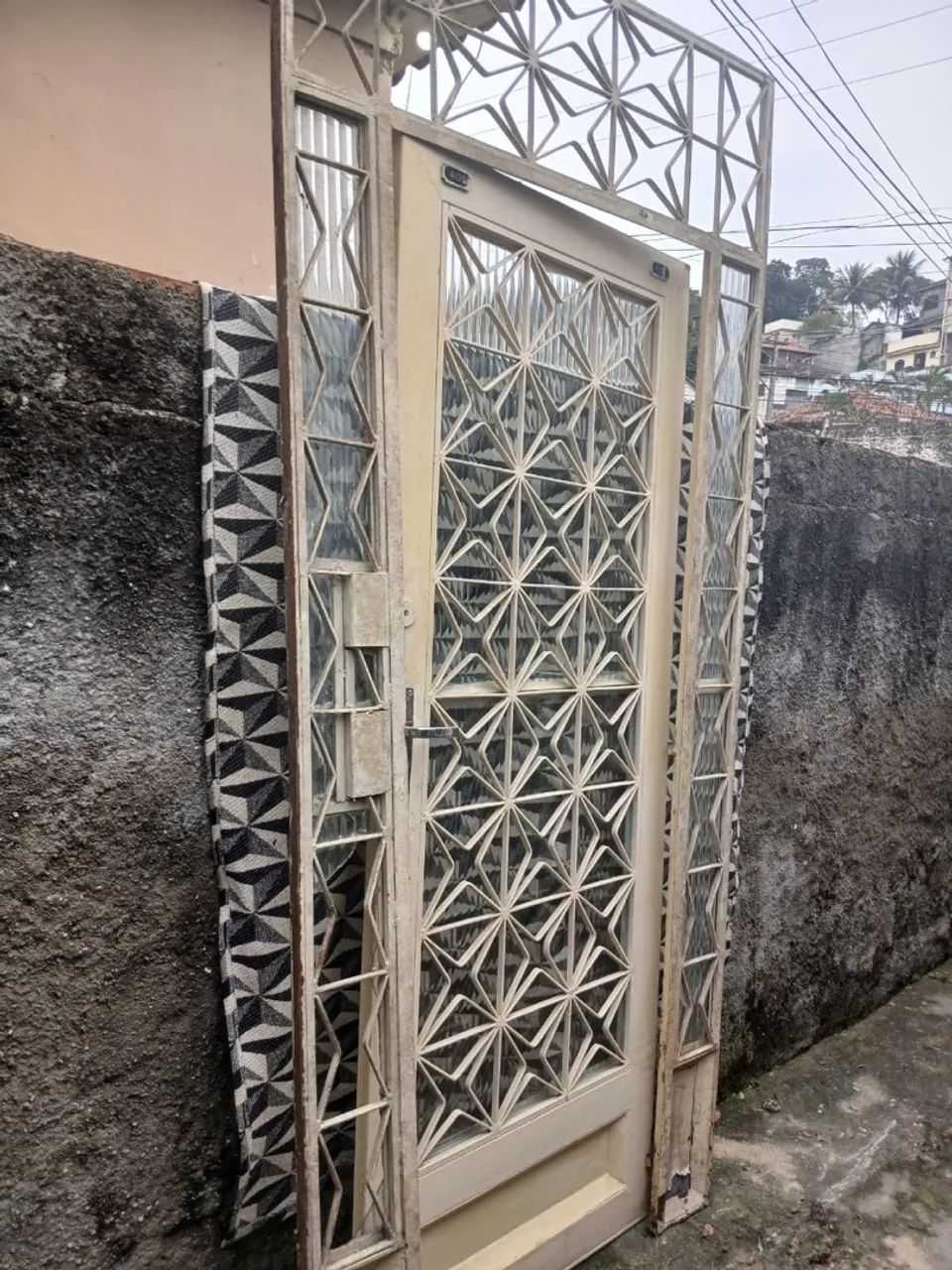Porta com armação de ferro e vidros