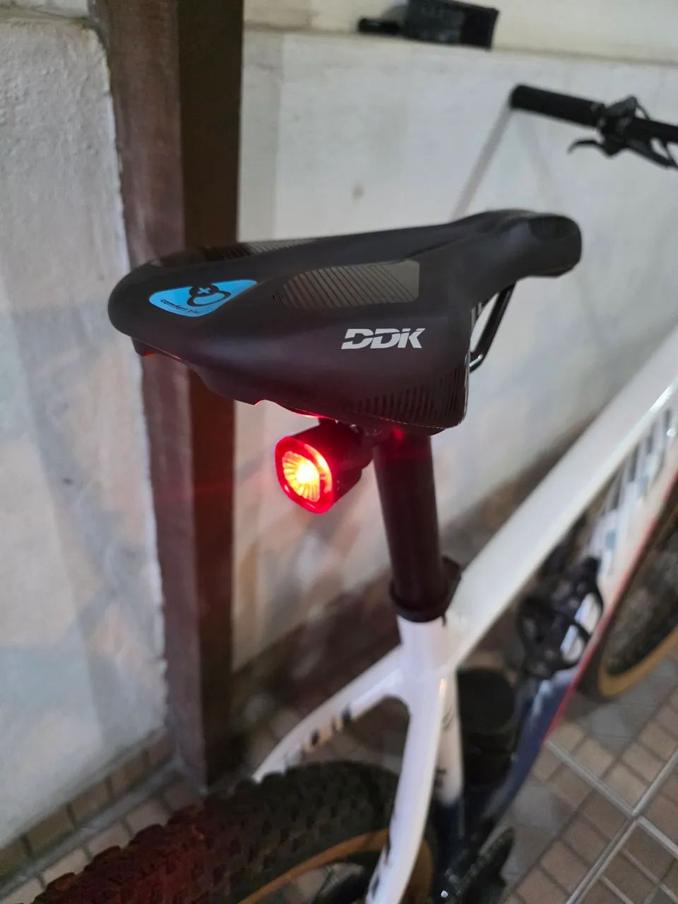 Lanterna Xoss XL800 mais lanterna traseira Xoss XR01 - Foto 4