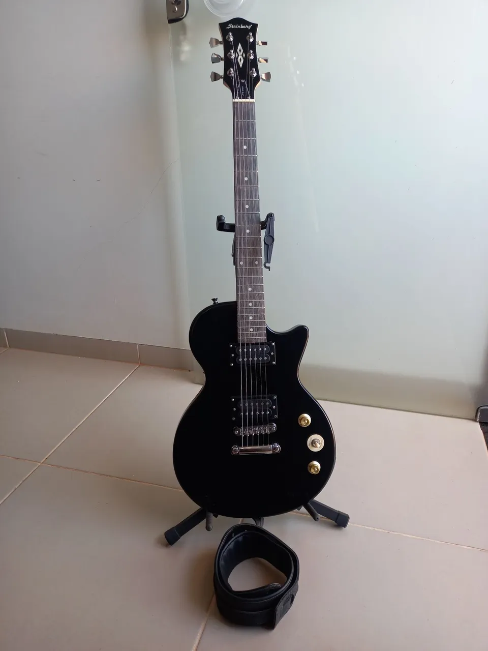 Guitarra Strinberg mod. Les Paul + pedaleira Nux MG-100