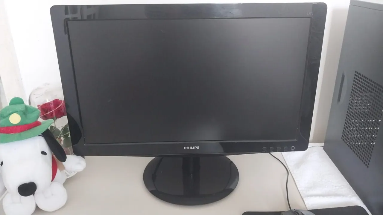 Computador Desktop completo voltado para trabalhos de escritório e/ou estudo