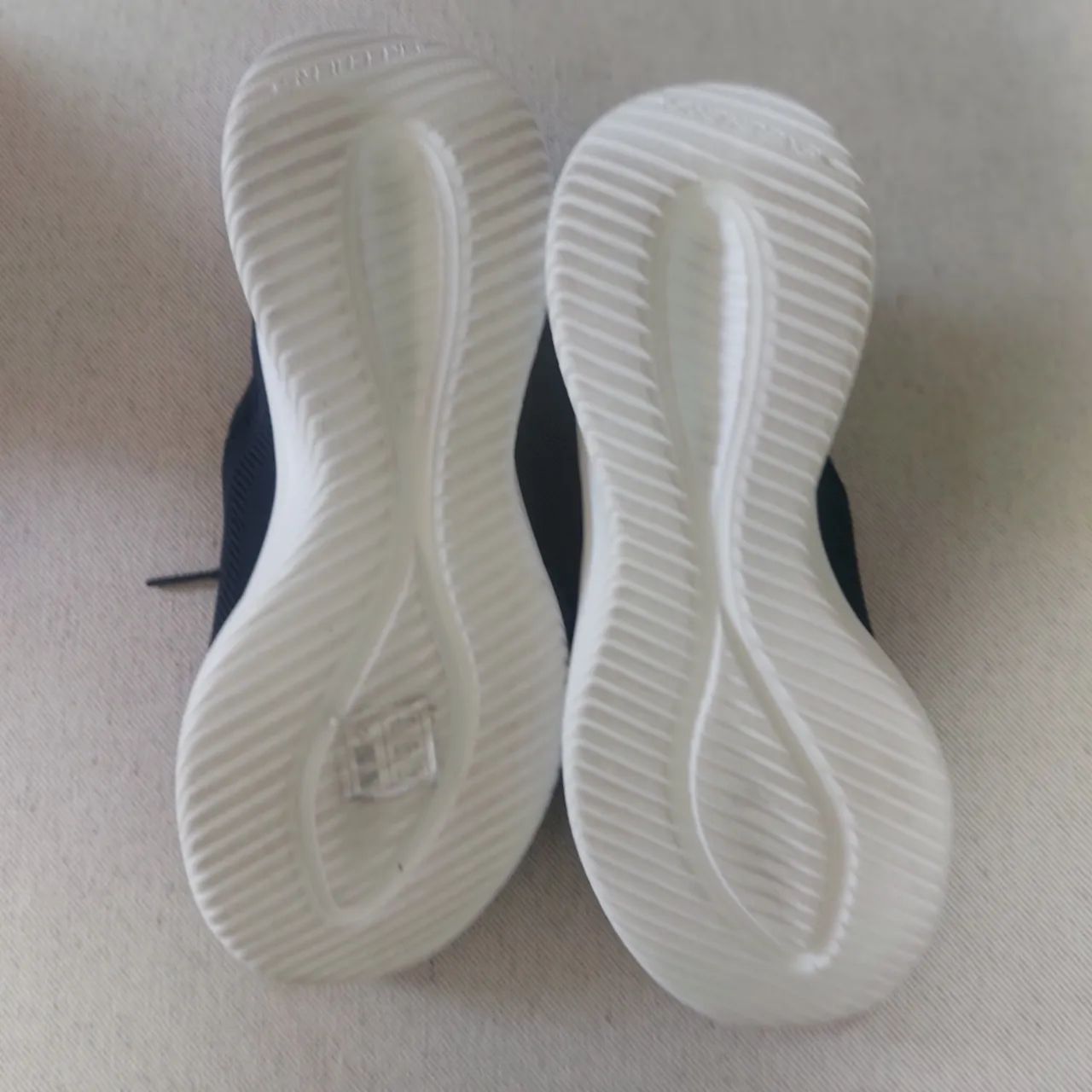 Tênis Skechers Slip-ins Preto e Branco - Foto 4