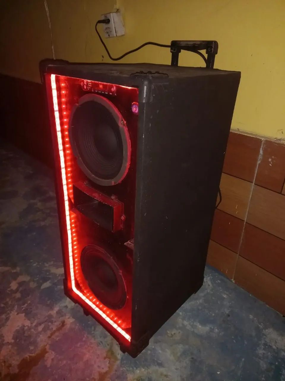 Caixa de som montada.64520764913410120