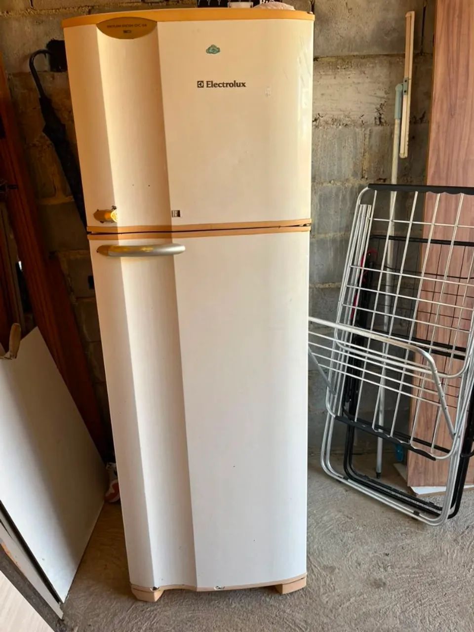 Vende-se geladeira, Electrolux