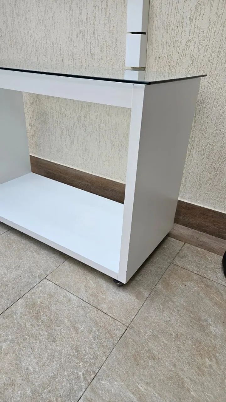 Balcão para loja de roupa com 2 cabideiros e vidro temperado - Foto 2