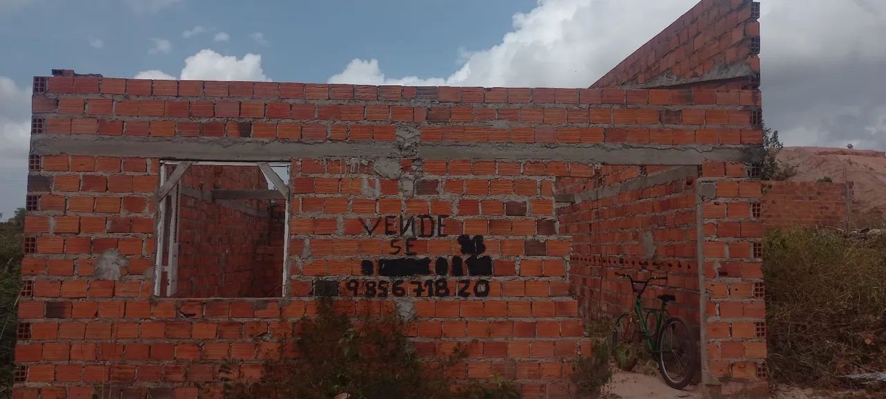 Terreno com casa inacabada