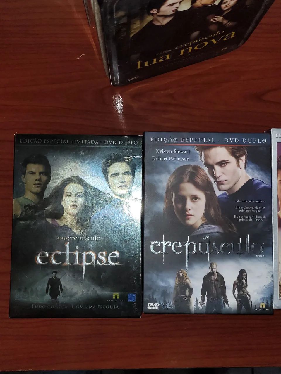   LATA COM DVDS DA SAGA CREPÚSCULO 1 DELES AINDA ESTÁ LACRADO ( SÓ RETIRADA  ) - Foto 2