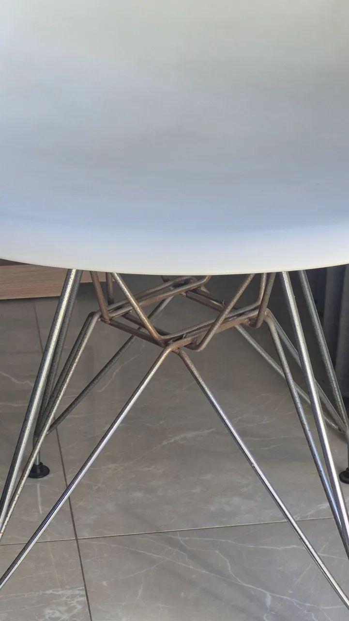 Cadeira branca  Eames com pés cromados - Foto 2