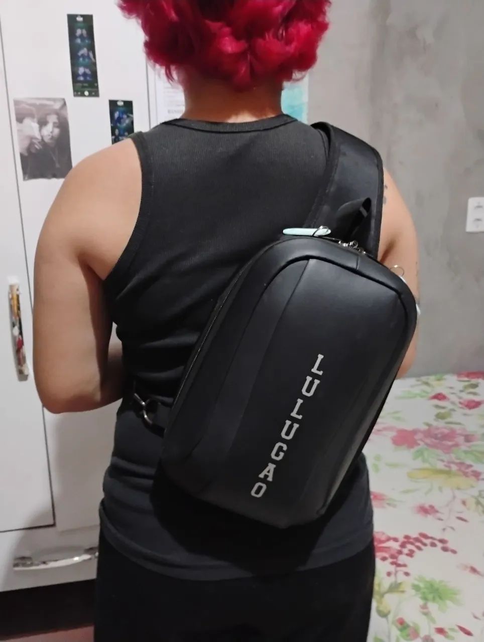 Bolsa transversal preta da marca LULUGAO com design rígido em EVA. - Foto 5