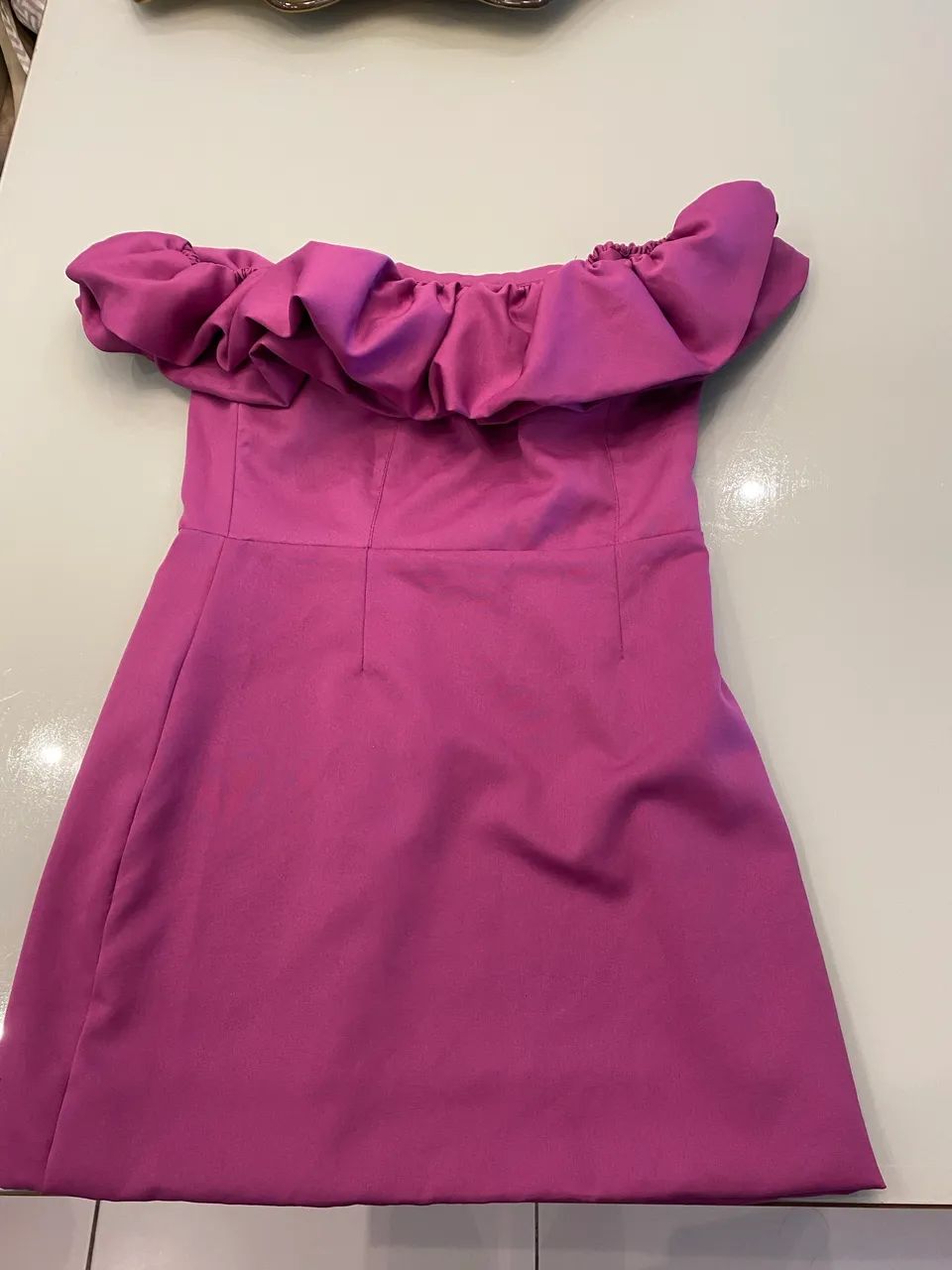 Vestido rosa curto com babado 