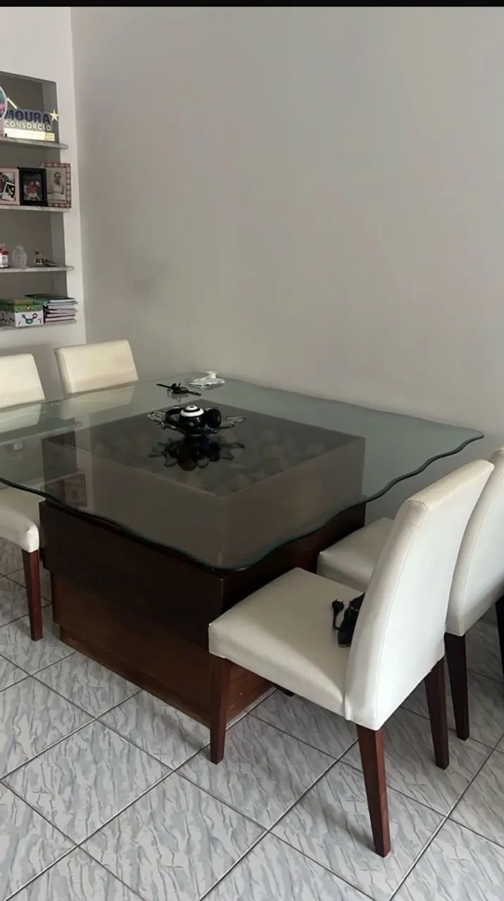 MESA DE JANTAR PARA 8 LUGARES (SEM AS CADEIRAS)