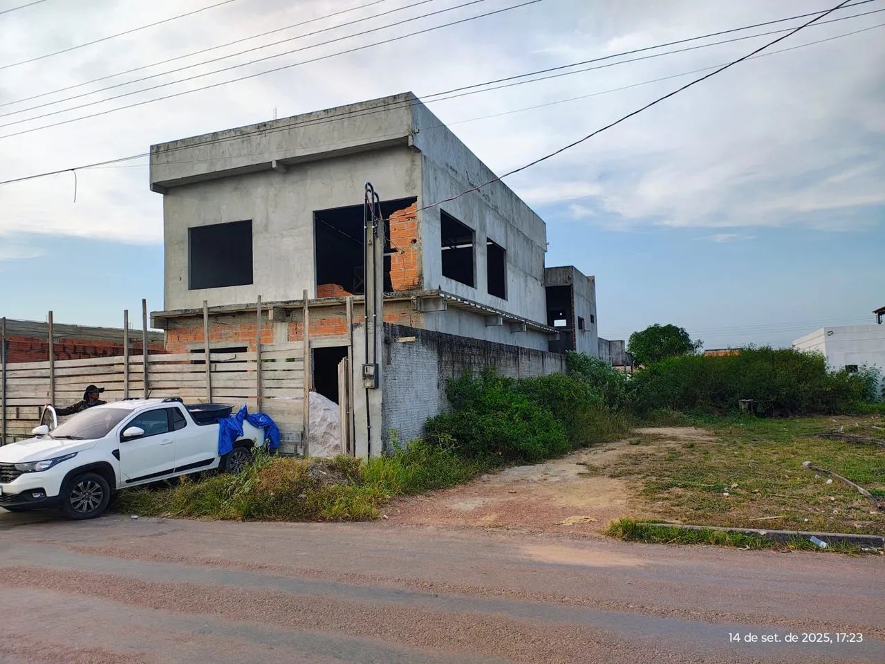 Comercial 2 andar com área de escritório no fundo .