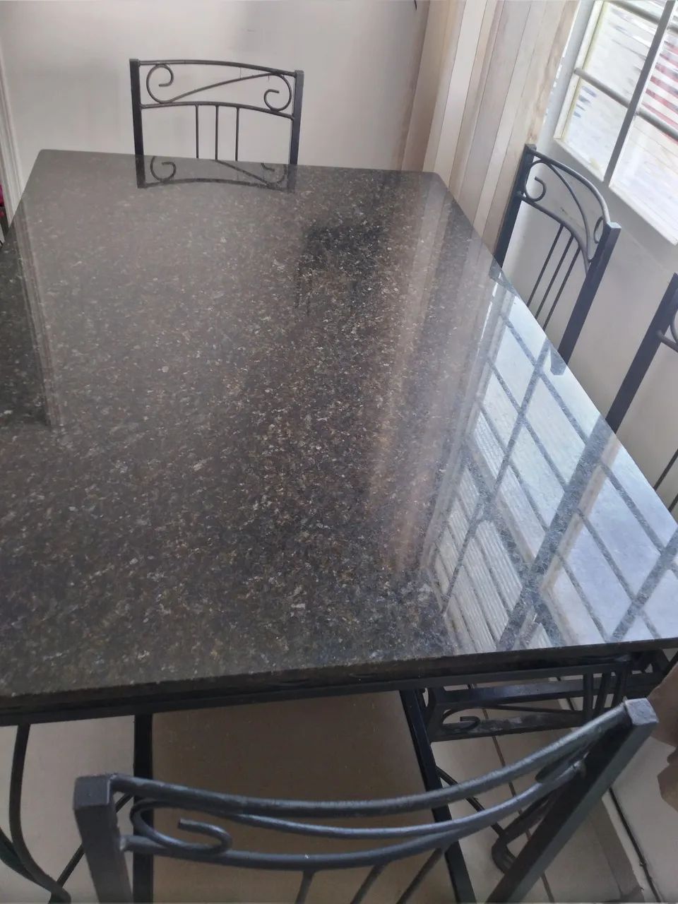 Mesa de ferro com 4 cadeiras tampo de granito