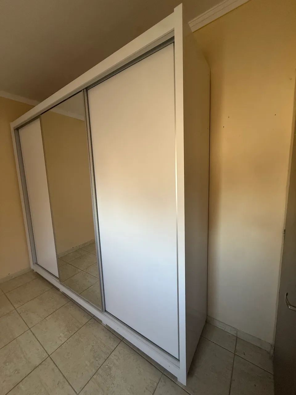 Cama e guarda-roupa novos 