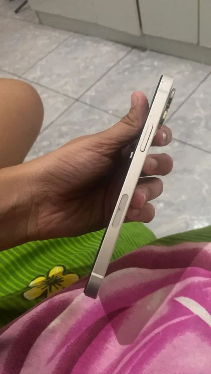 IPhone 12 ótimo estado trincado na tela mas n empata nd todo original de fabrica  - Foto 4