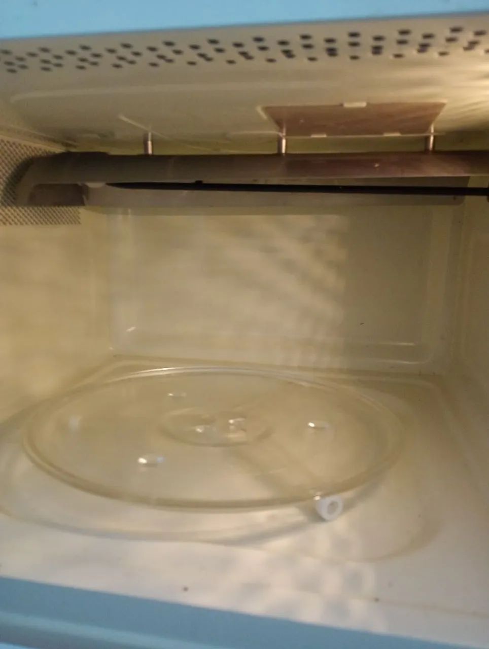 Forno microondas marca Sharp bem conservado  - Foto 4