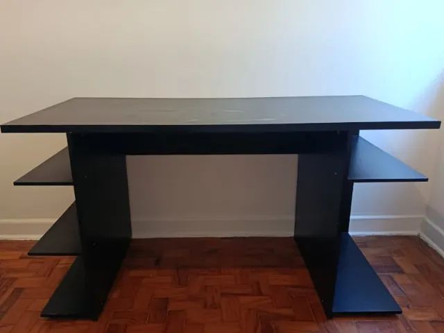 Mesa para escritório em MDF preto, com nichos laterais - Foto 2