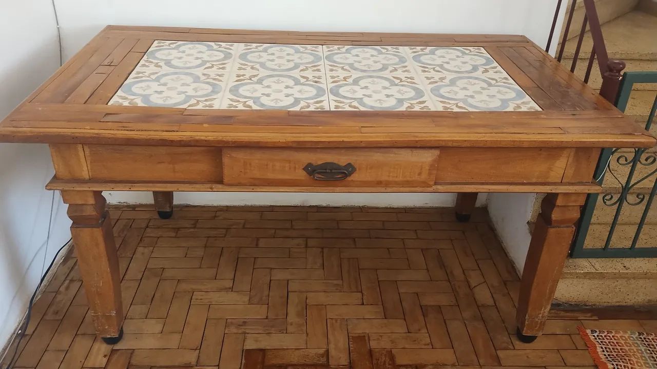 Mesa de madeira maciça 