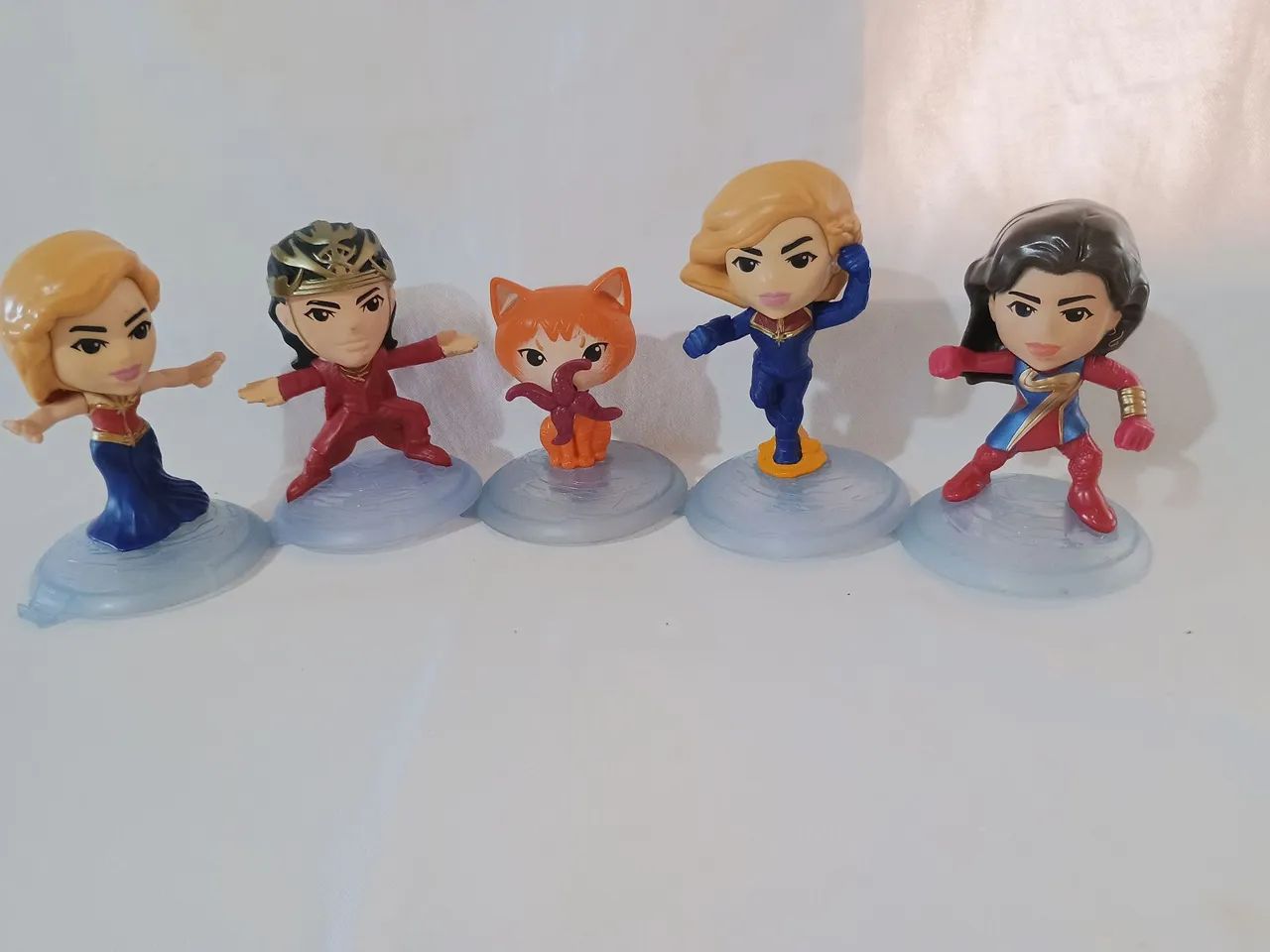 Lote de miniaturas das personagens As Marvels
