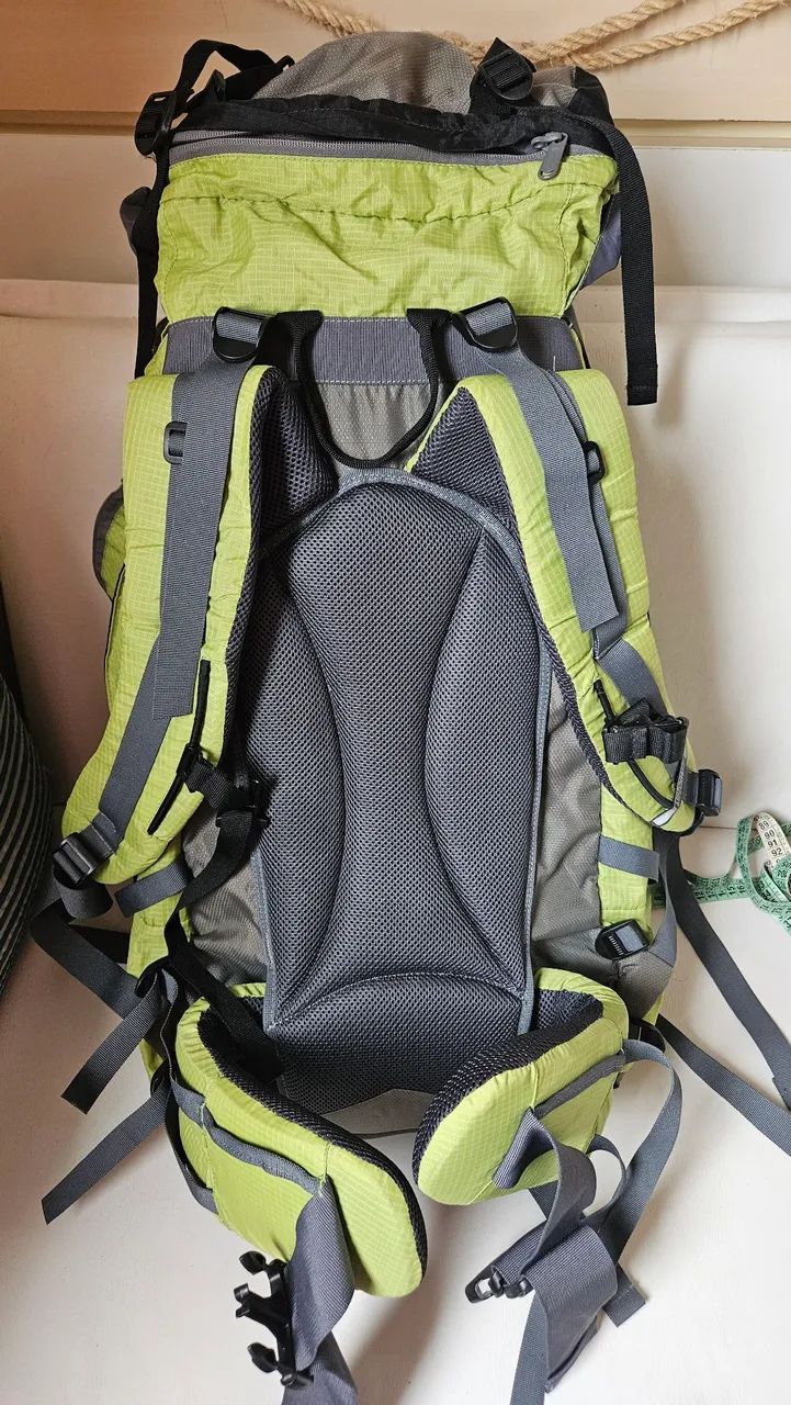 Mochila para trilha gde 70cm com capa de chuva  - Foto 3