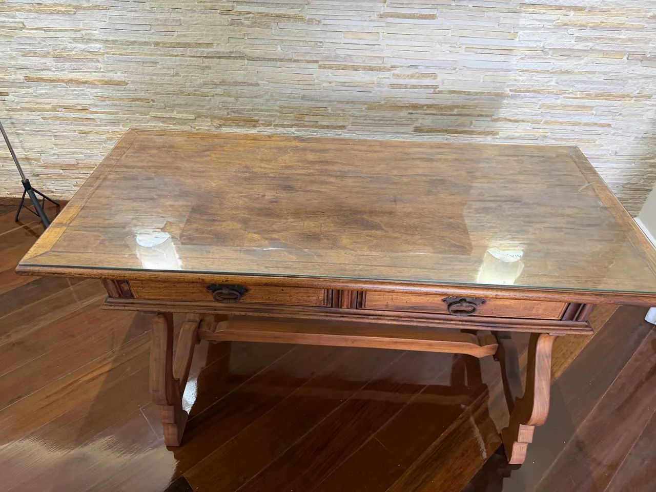 Mesa / Escrivaninha Clássica em Madeira Maciça - Restaurada - Foto 5