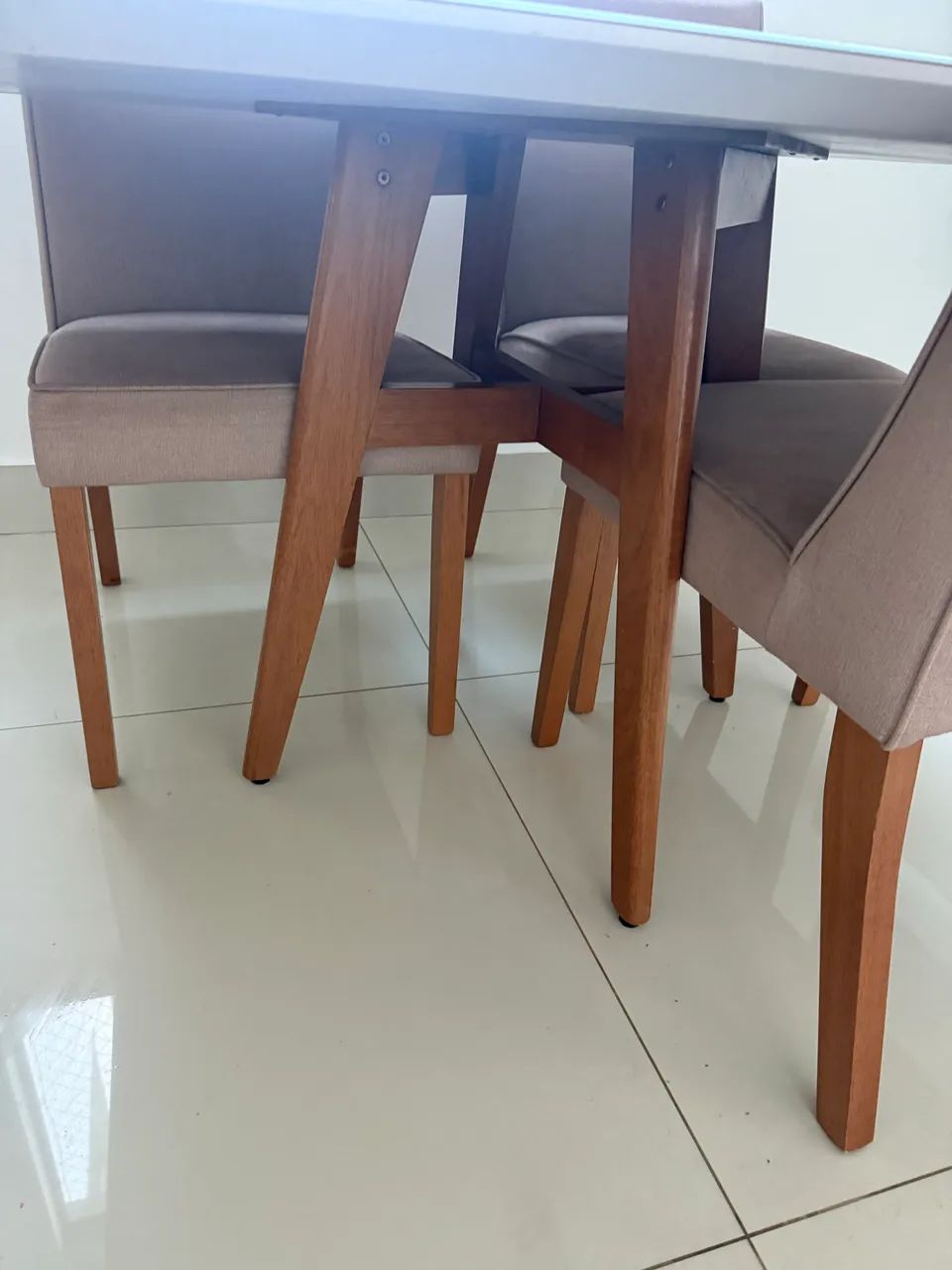 Vendo mesa de jantar 4 cadeiras perfeita! - Foto 2