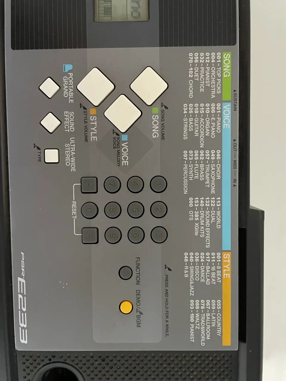  Teclado arranjador Yamaha modelo PSR-E233