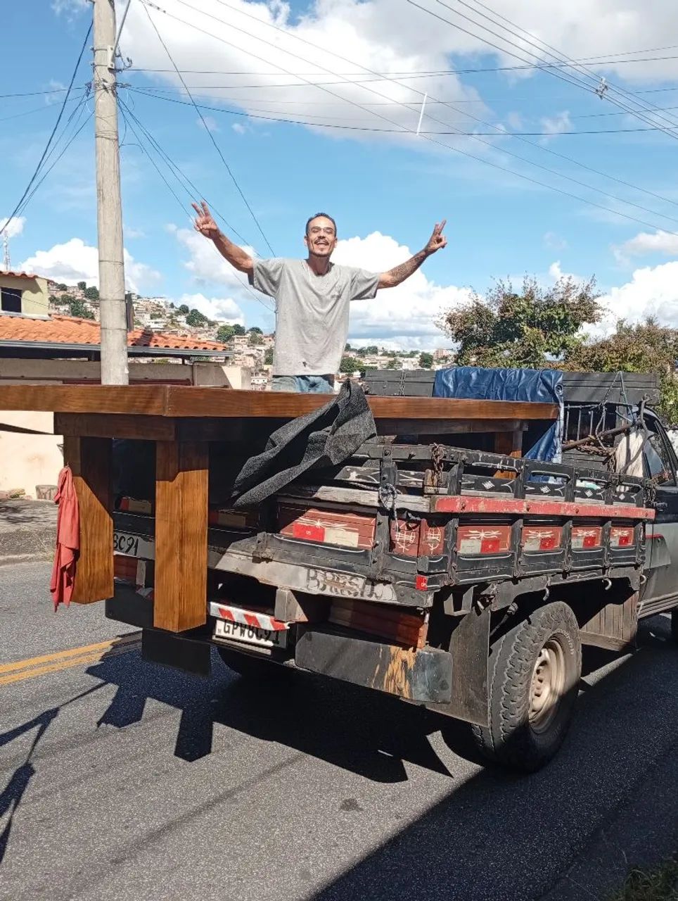 Mesa de madeira grande com entrega 