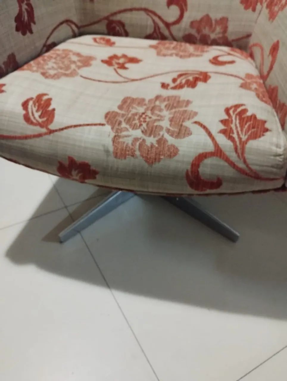 Poltrona Decorativa Giratória Floral - Ótimo Estado - Foto 4