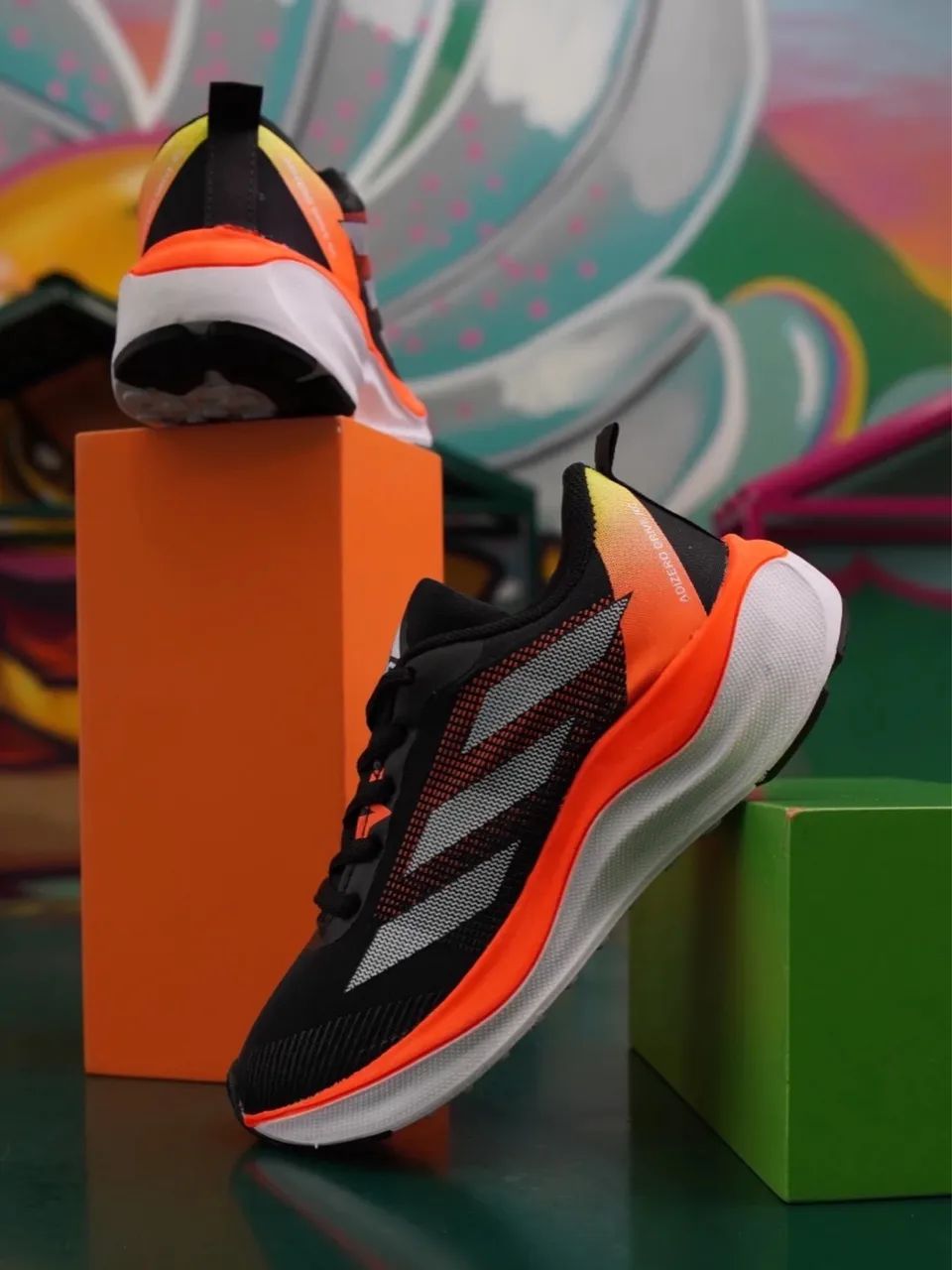 Tênis esportivo adidas com detalhes laranja  - Foto 6