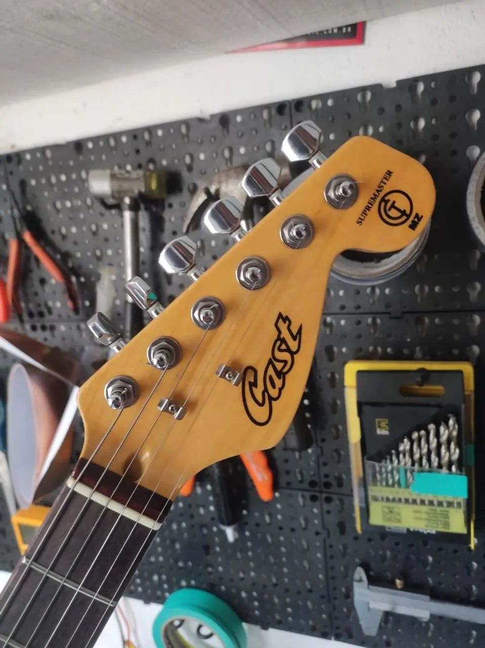 Vendo Guitarra Cast (Josino Saraiva) Híbrida de Strato/Tele 2002 - Foto 4