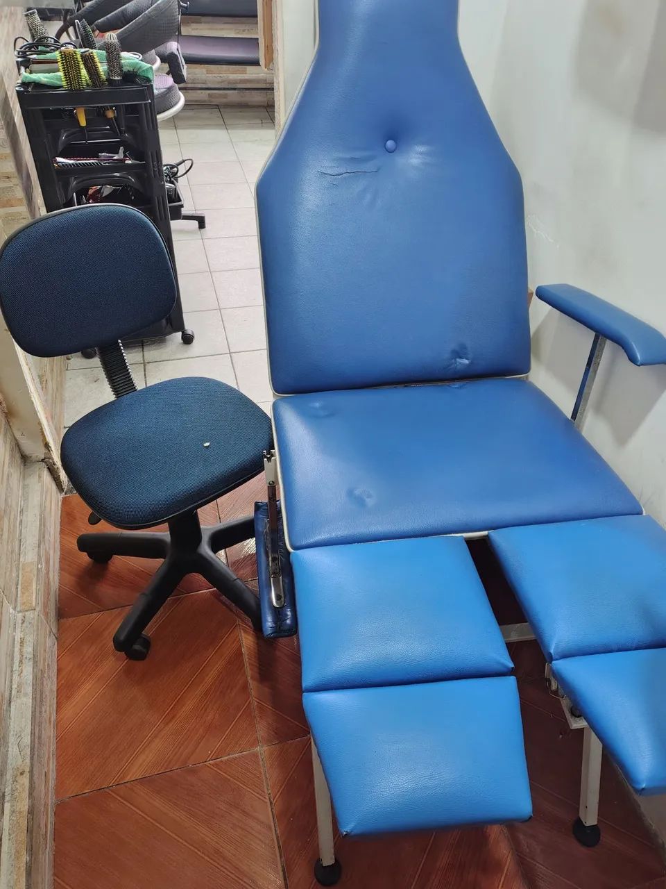 Cadeira, mocho e luminária com exaustor 