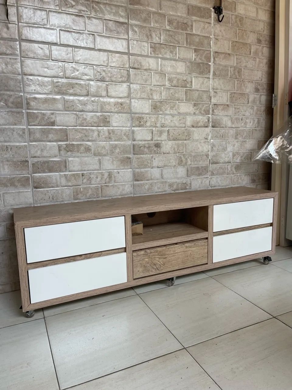 Rack para TV com Gavetas e Rodinhas