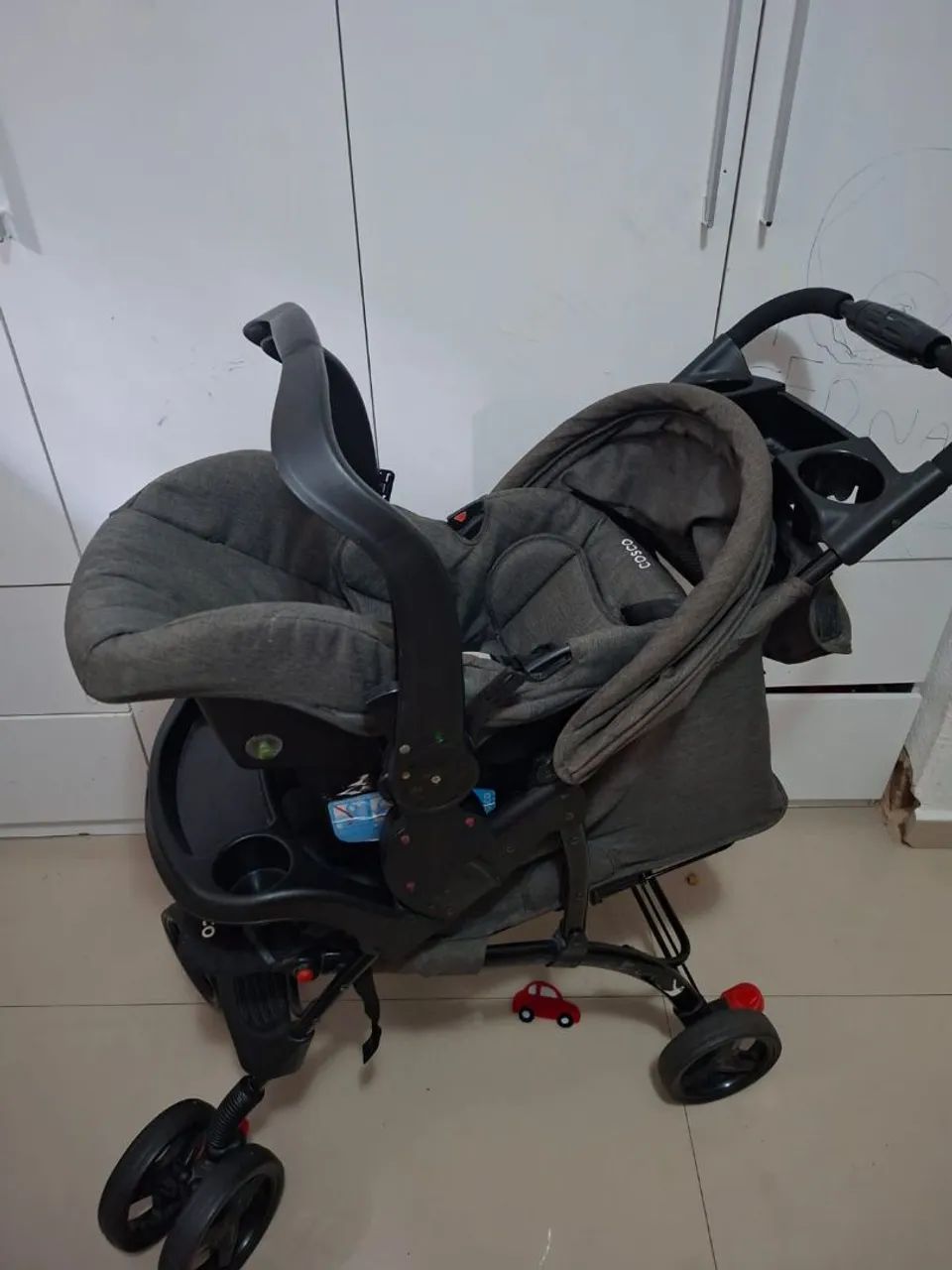 Carrinho com bebê conforto Cosco