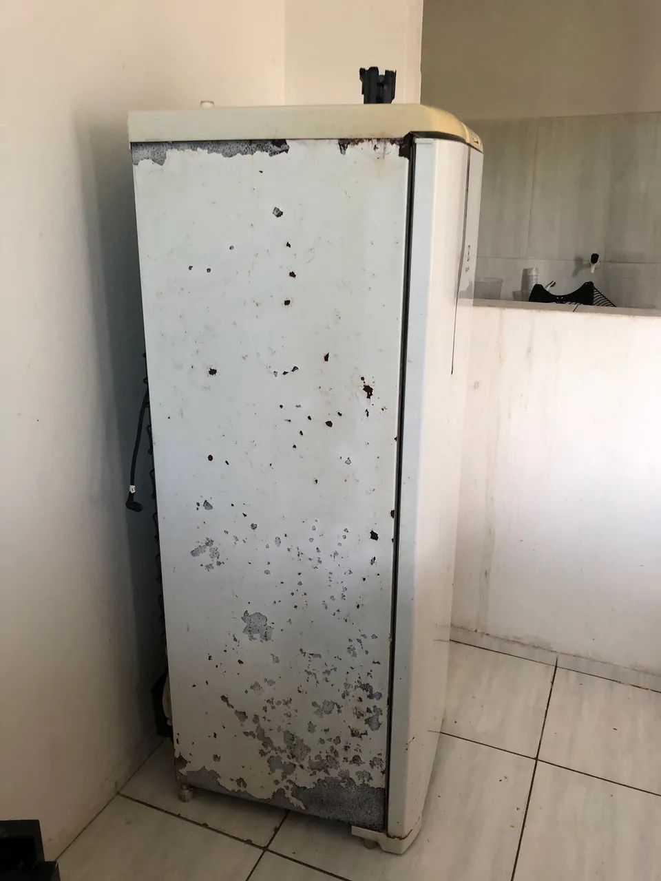 Vende-se geladeira com defeito - Foto 3