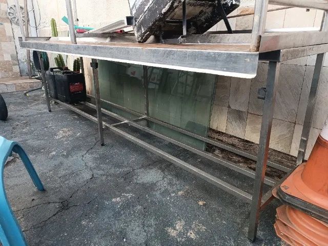 Mesa em aço inox padrão Anvisa com prateleira inferior gradeada 3.0x0.60 Metros