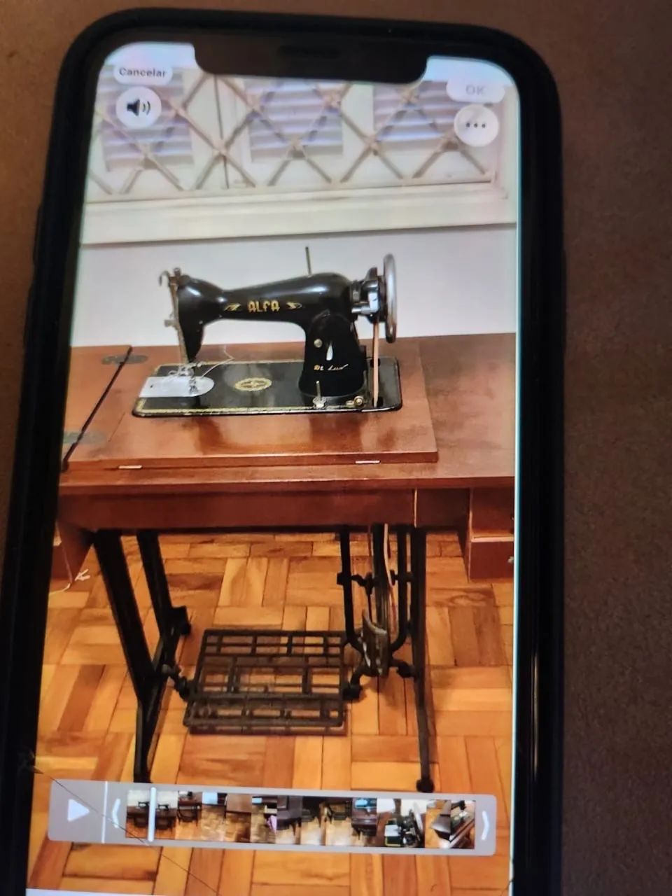 Máquina de costura antiga Alfa com móvel em bom estado. - Foto 2