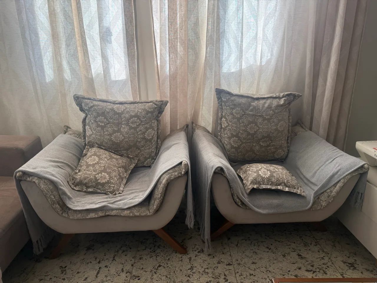 Poltronas floral pés palito em madeira. - Foto 2