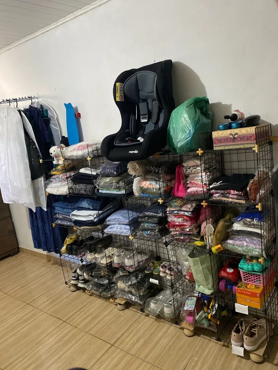 Brechó completo com cabides e araras | 1.000 peças  - Foto 5