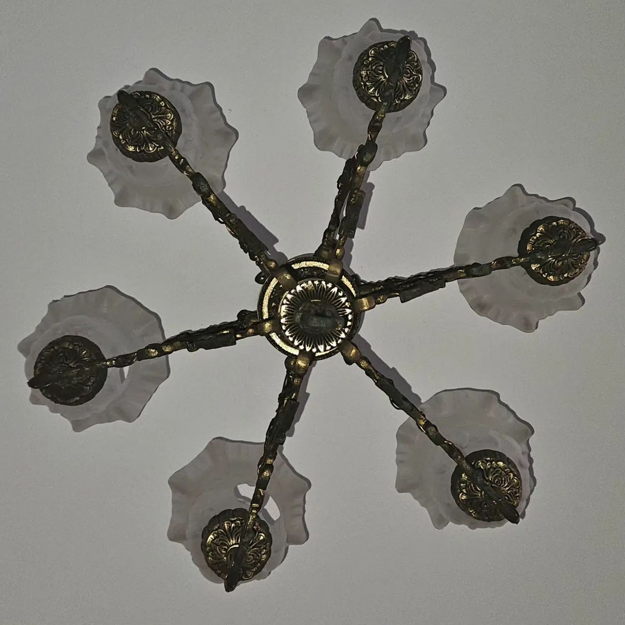 Lustre Clássico em Bronze com 6 Tulipas de Vidro - Foto 4