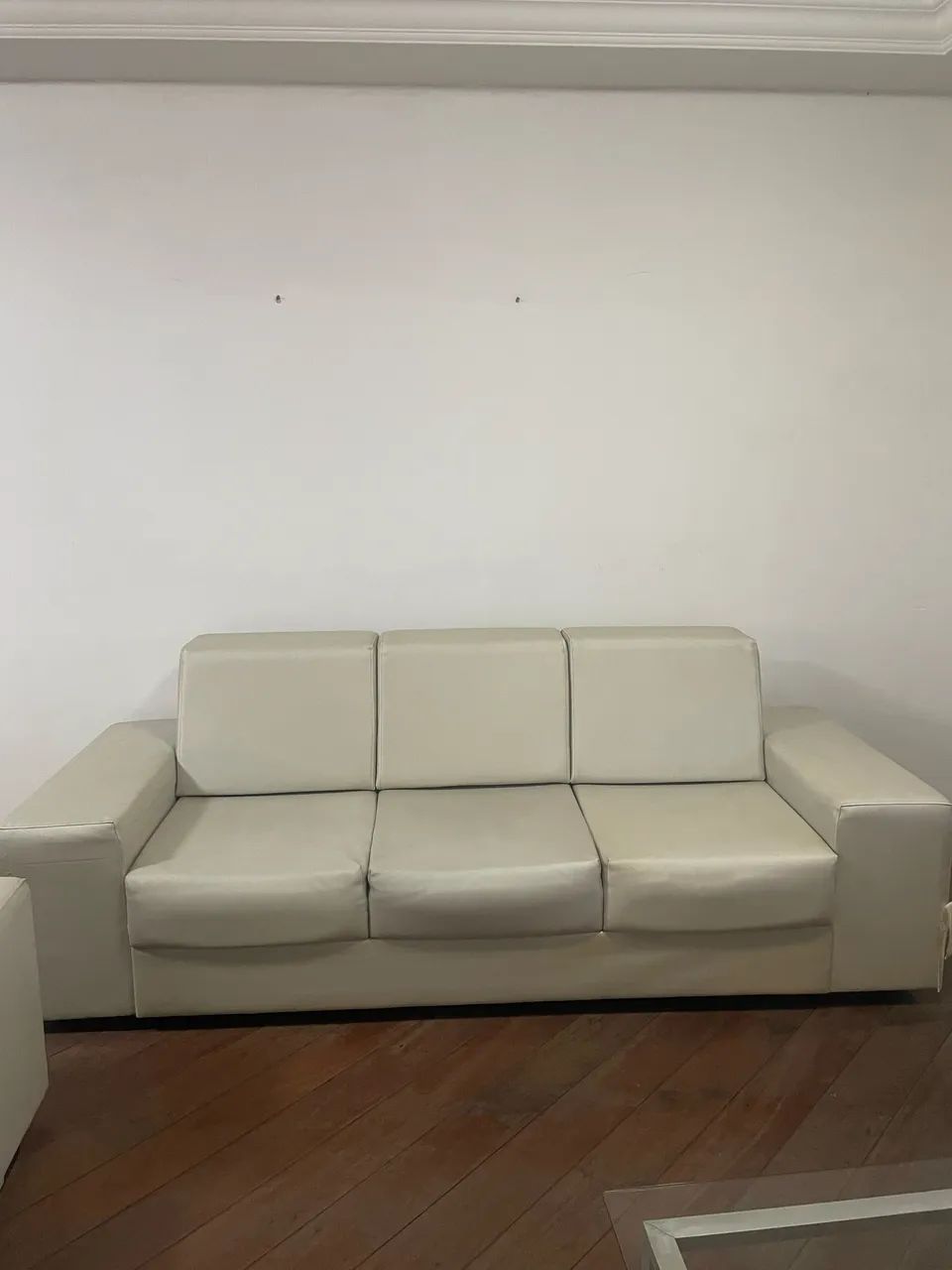 Vendo 2 sofás 2 e 3 lugares, estão com alguns estragos precisa trocar o estofado  - Foto 2