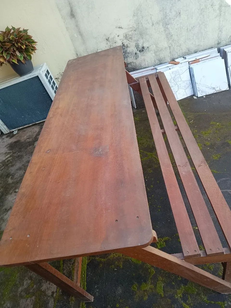 Mesa de madeira nobre com banco