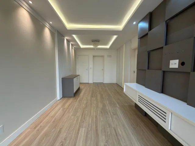 Apartamento semimobiliado com 03 quartos