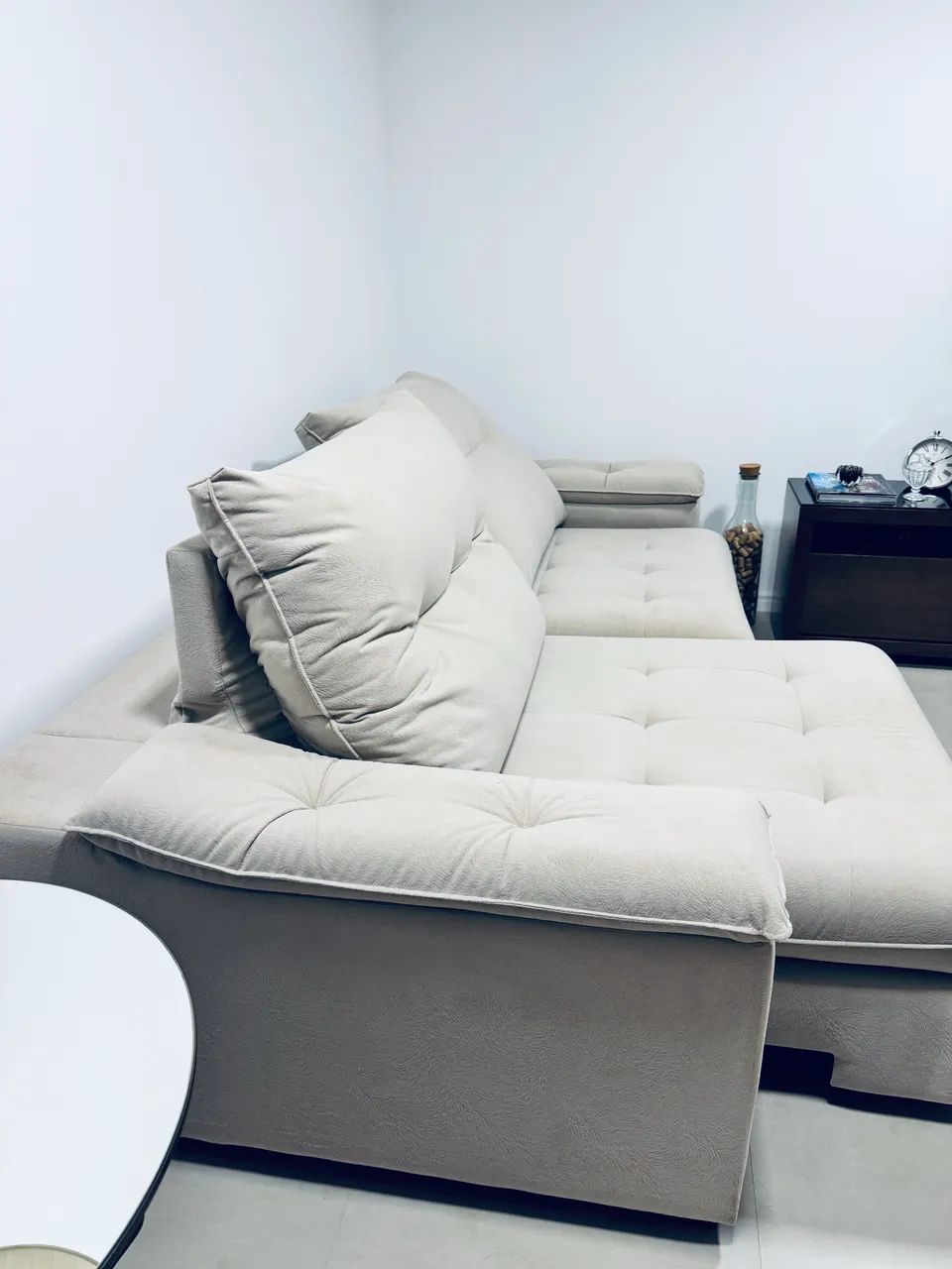 Sofá retrátil e reclinável em suede 