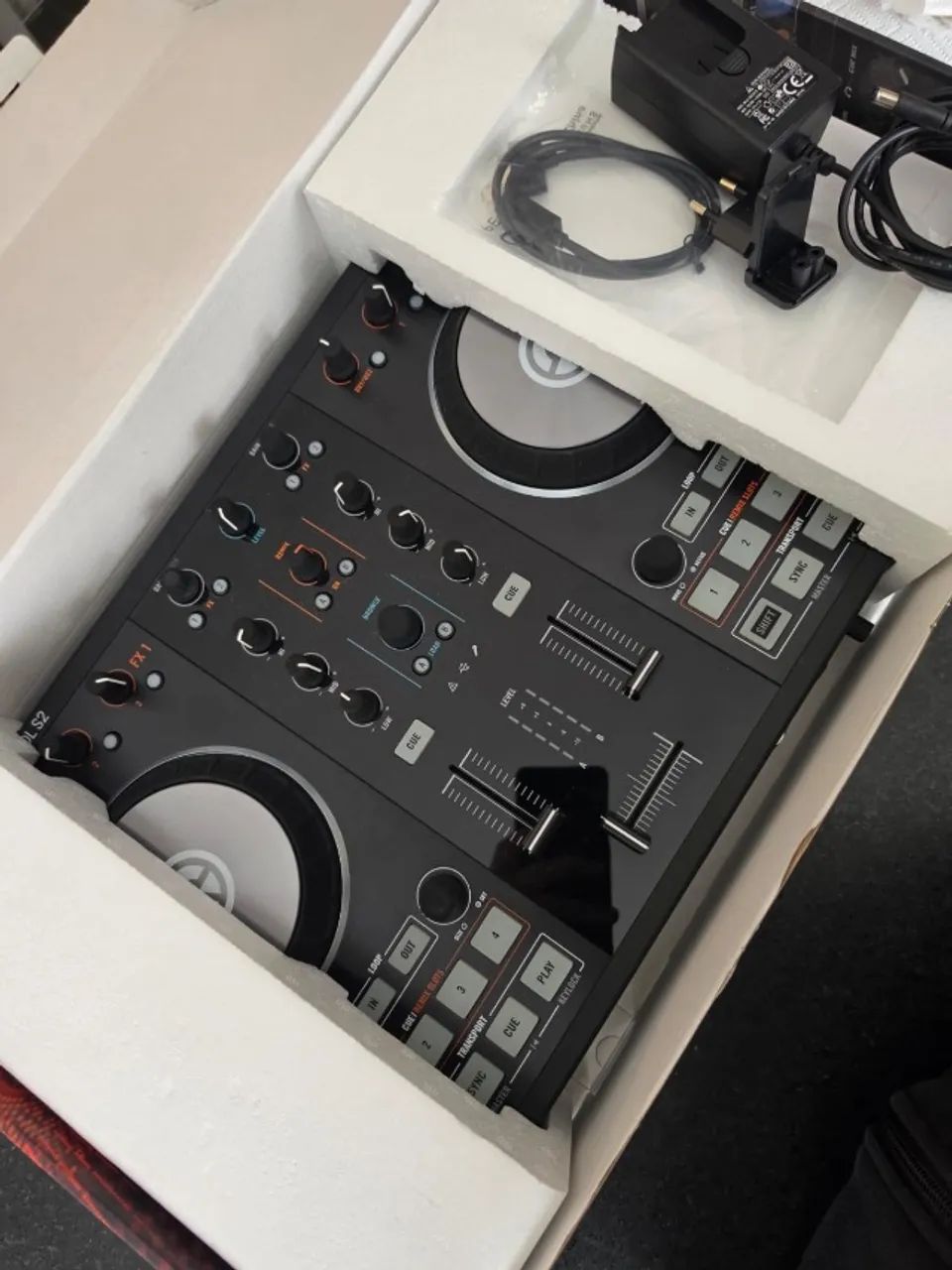 Traktor Kontrol S2 MK2 Native Instruments + Caixa e Acessórios Originais - Foto 2